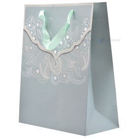 Dovanų maišelis su žaliomis tekstilinėmis rankenomis, 26+12x32 cm, pilkšvai žalias fonas su nėrinių raštu