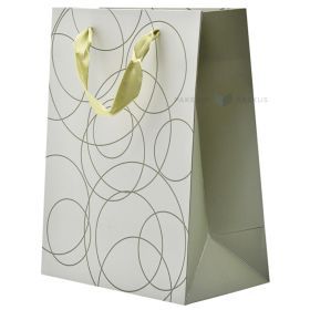 Dovanų maišelis su žaliomis tekstilinėmis rankenomis, 18+10x23 cm, pilkas fonas su žaliais žiedais, žaliais kraštais
