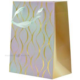 Popierinis dovanų maišelis juostelės rankenėlėmis, 18+10x23cm, linijos žaliai violetiniame fone, auksiniai šonai