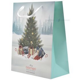 Dovanų maišelis su baltomis juostinėmis rankenomis, 26+12x32cm, eglutė ir dovanos miške, žali šonai, Merry Christmas