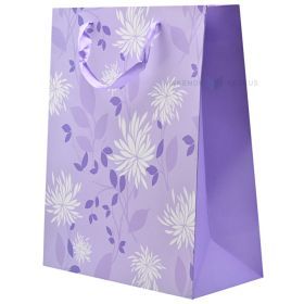 Dovanų maišelis su violetinėmis juostinėmis rankenomis, 26+12x32cm, violetinis fonas su baltais žiedais ir violetiniais lapais