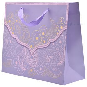 Dovanų maišelis su violetinėmis tekstilinėmis rankenomis, 32+11x26 cm, violetinis fonas su nėrinių raštu